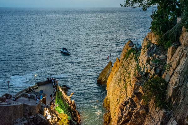 la quebrada is the Cliff Divers Show most famous in Acapulco