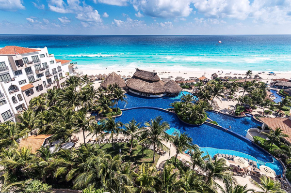 Panoramic view of the swimming pool of the Fiesta Americana Condesa Cancun