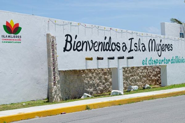 A sing on a wall welcoming to Isla Mujeres, Mexico